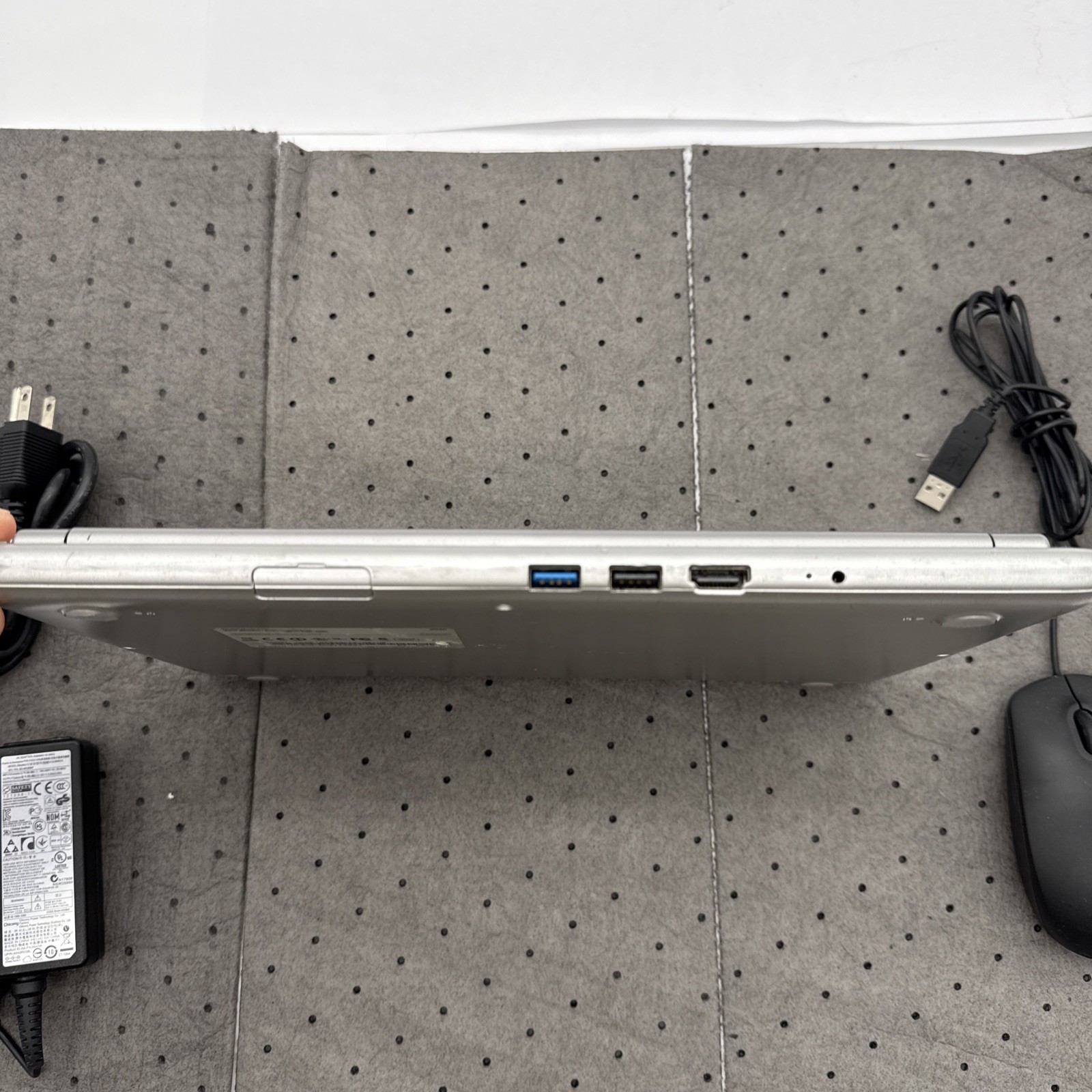Samsung Laptop Chromebook XE303C12-A01US, Dual-Core 1.7GHz 2GB 16GB + Chrg/Mouse