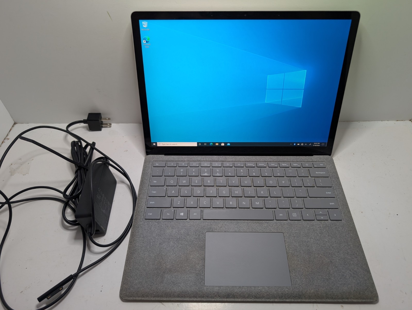 Microsoft Surface Laptop 1 13.5″ i5-7200U 2.5GHz 8GB RAM 128GB SSD