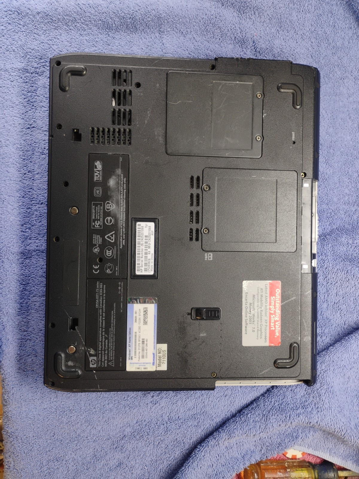Compaq Presario 2100 Laptop non-working for parts 15″ AMD Athlon XP – used