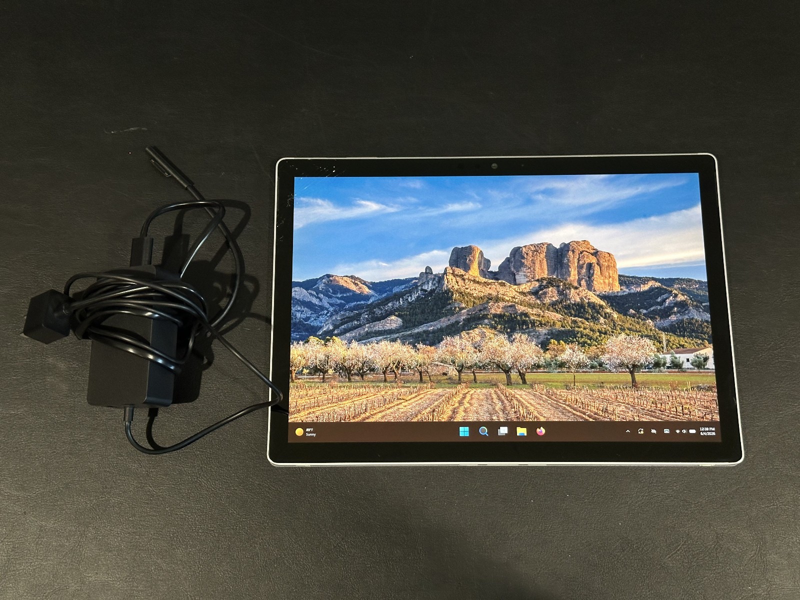 Microsoft Surface Book 2 – 13.5″ – i5-7300U – 8GB RAM – 256GB SSD READ