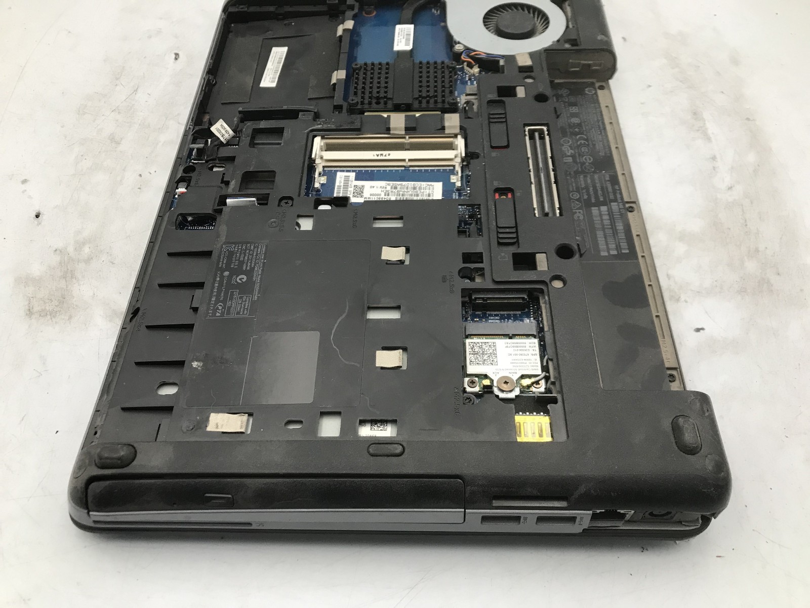 HP PROBOOK 640 G1 -BOOTS TO BIOS/BAD LCD- INTEL i5 4200U – NO RAM – READ DESC-BB