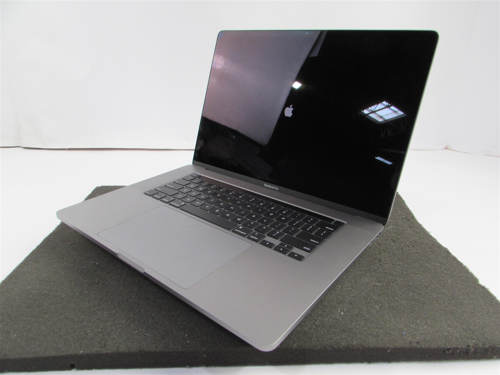 APPLE MACBOOK PRO A2141 3072X1920 I9-9980Hk 1TB SSD 32GB RAM AMD GPU NO O.S