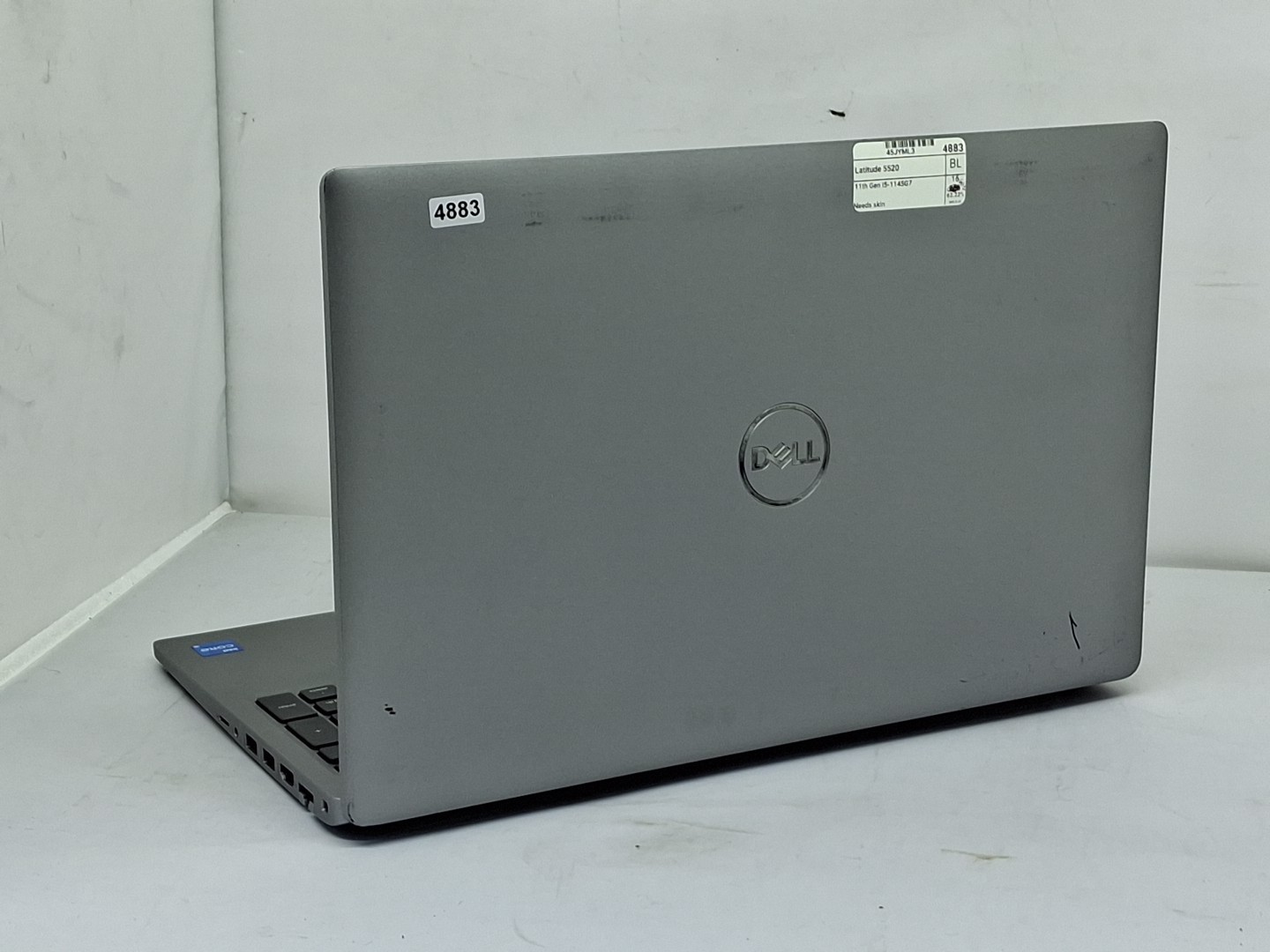Dell Latitude 5520 – i5-1145G7 – 512GB, 16GB, Windows 11, 15.6″ – Scratches