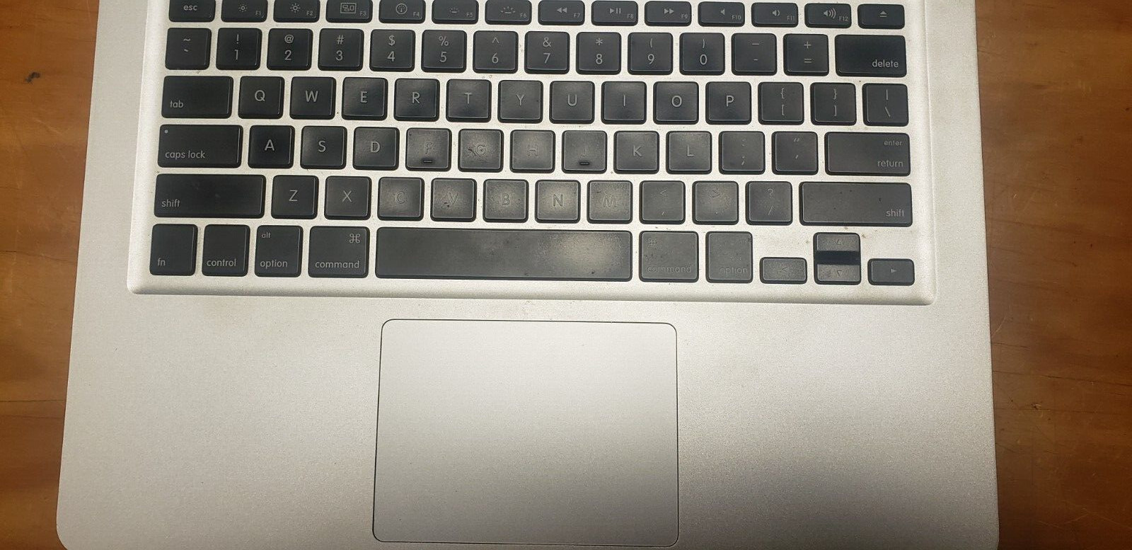 Apple – 2010 MacBook Pro Silver/White – 2.4GHz intel core 2 duo w/ 4Gb Ram-TBL-1