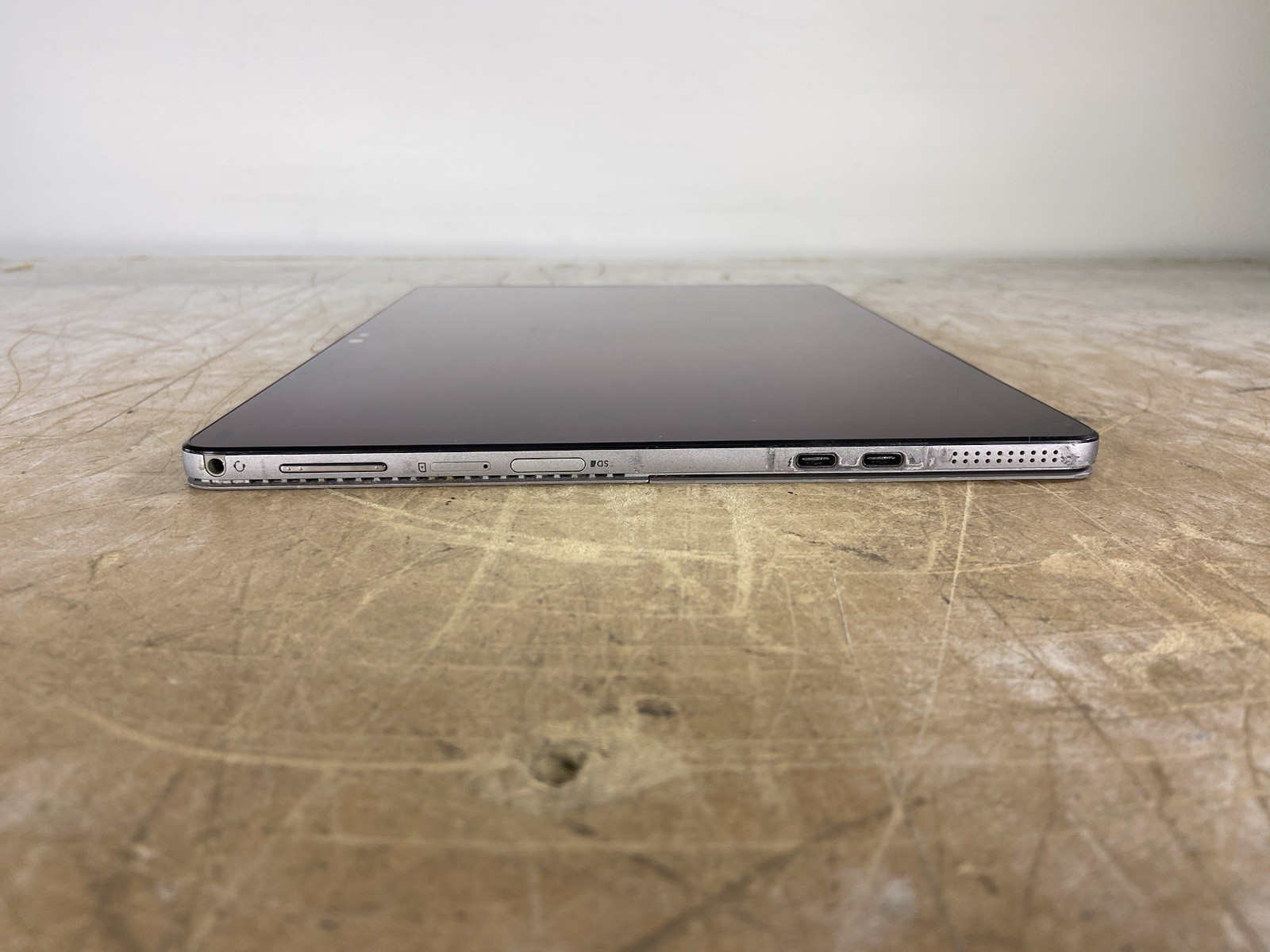 DELL LATITUDE 7200 2-IN-1 i5-8365U @ 1.60GHz, 8GB RAM, NO HDD/OS