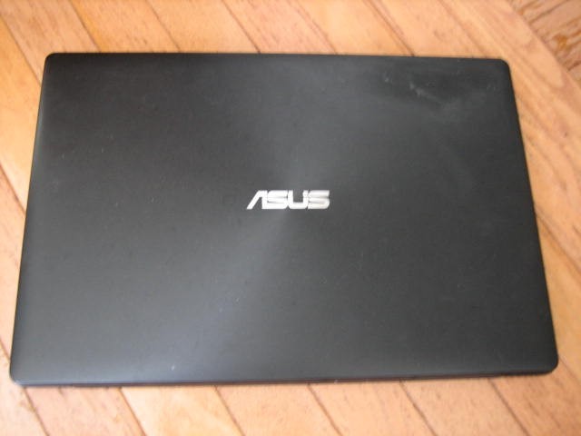 ASUS WINDOW 10 LAPTOP AND 4 GB RAM WITH POWER CHARGER MODEL NUMBER X553S