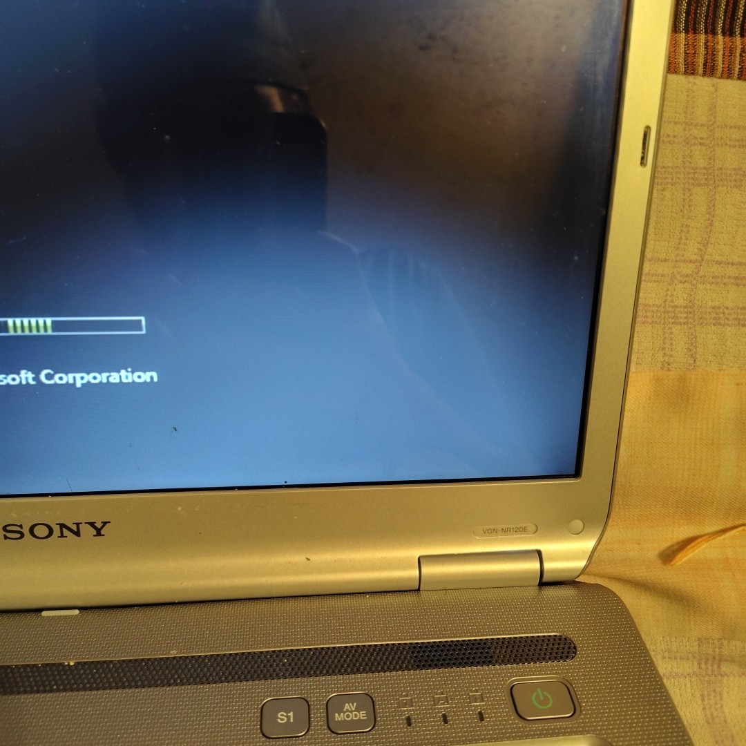 Sony VAIO Model PCG-7Z2L Silver 15.4″ Notebook Laptop – Powers On **READ DESC*