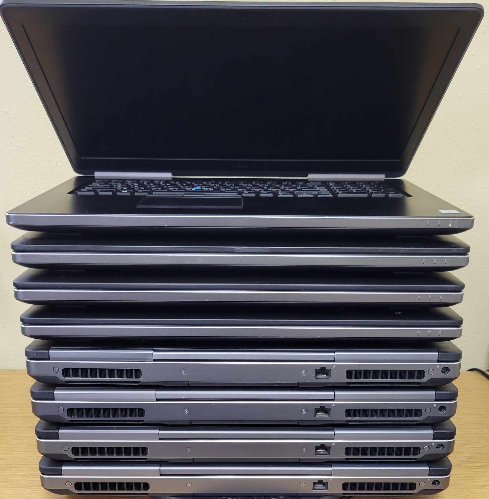 (Lot of 8)Dell Precision 7720 i5/i7-6th Gen 2.3/2.7GHz 16GB P3000/4000 No OS/SSD