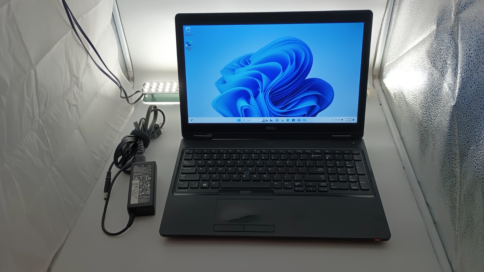 3052 Latitude5580 w/charger.i5-6440HQ(4 cores).8GB.128GB M.2.15.6″.W11