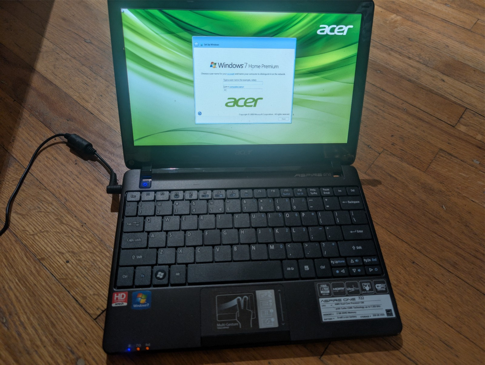 Acer Aspire One 722 Netbook Laptop AMD C60 2GB 320GB HHD Windows 7 original box