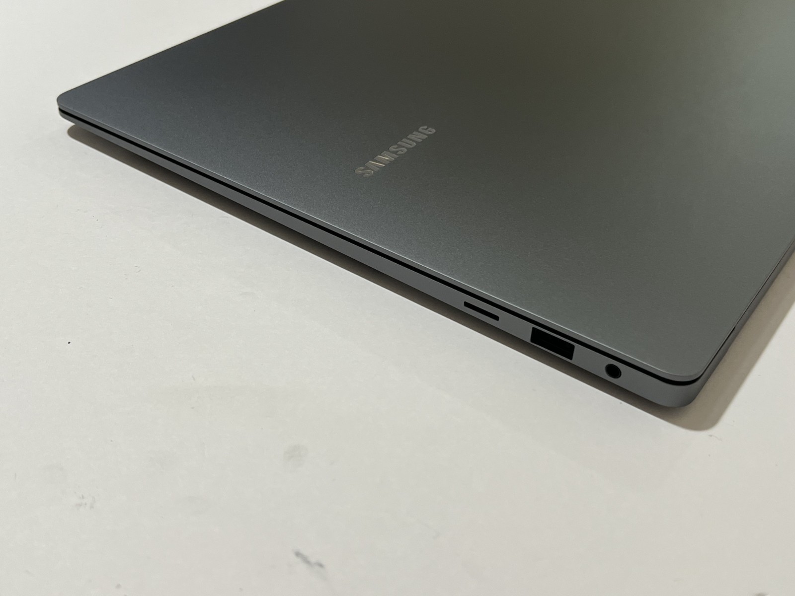 Samsung Galaxy Book5 Pro 16″ 3K Touch PC Ultra 7 RAM 32GB SSD 1TB NP960XHA