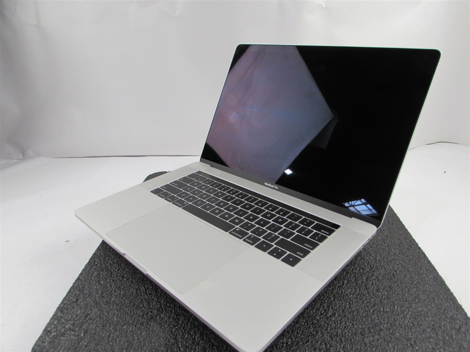 APPLE MACBOOK PRO A1990 3072X1920 I9-9980Hk 1TB SSD 32GB RAM AMD GPU NO O.S