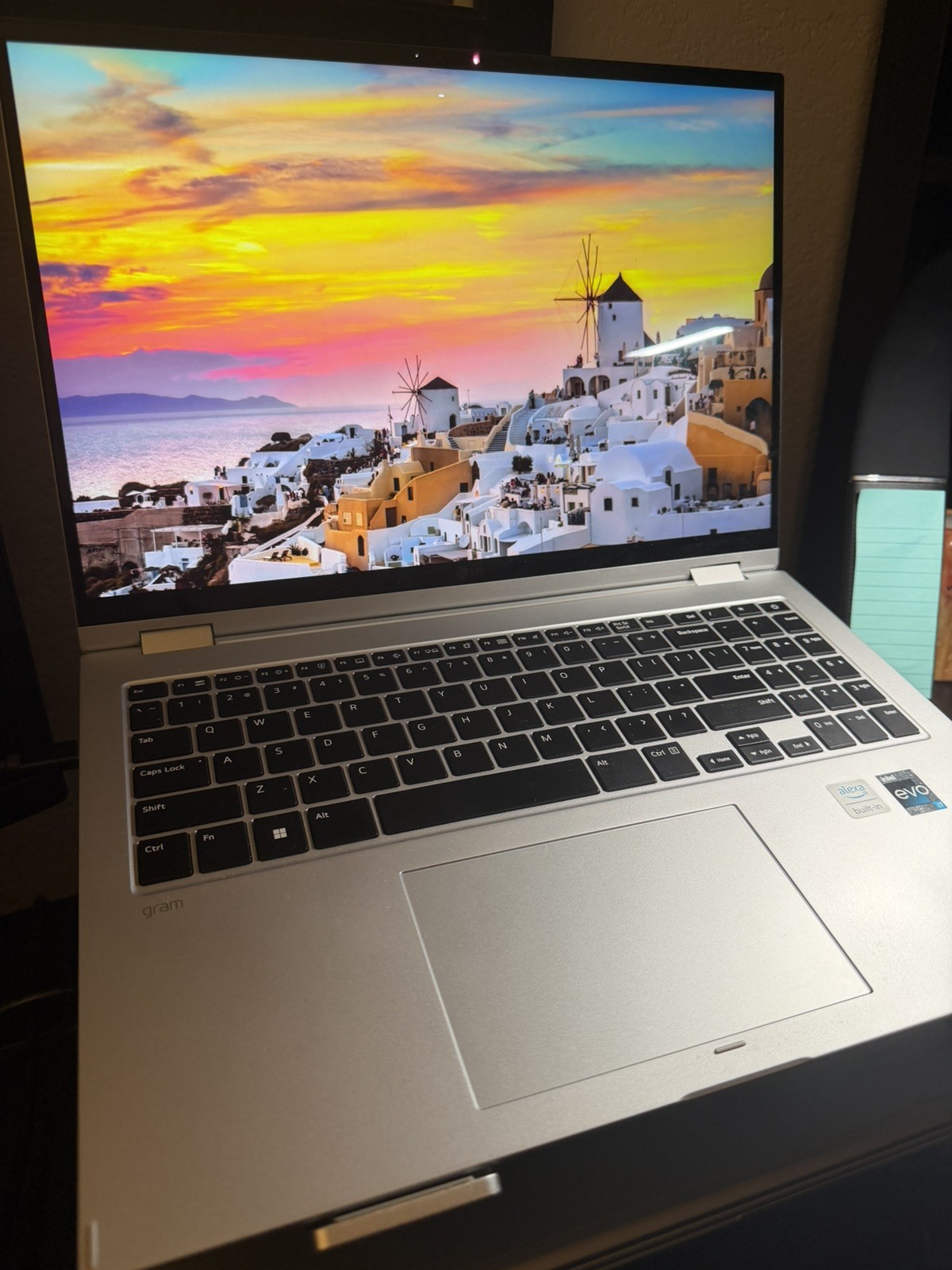 LG gram 2-in-1 16″ Touchscreen Intel Evo Laptop – 12th Gen Intel Core i7-1260P