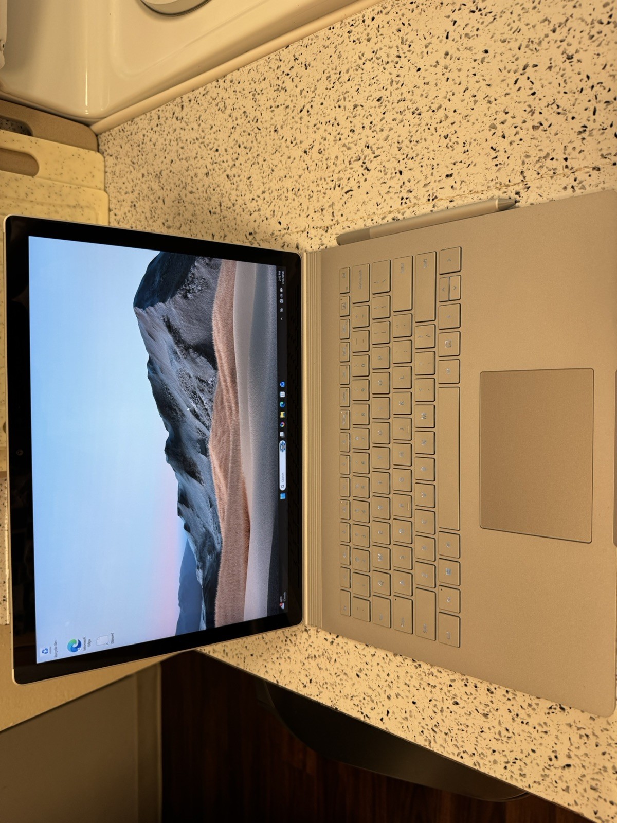 Microsoft Surface Book-3 13.5″ (256GB SSD; Intel Core i5-1035G7 1.2GHz; 8GB)…