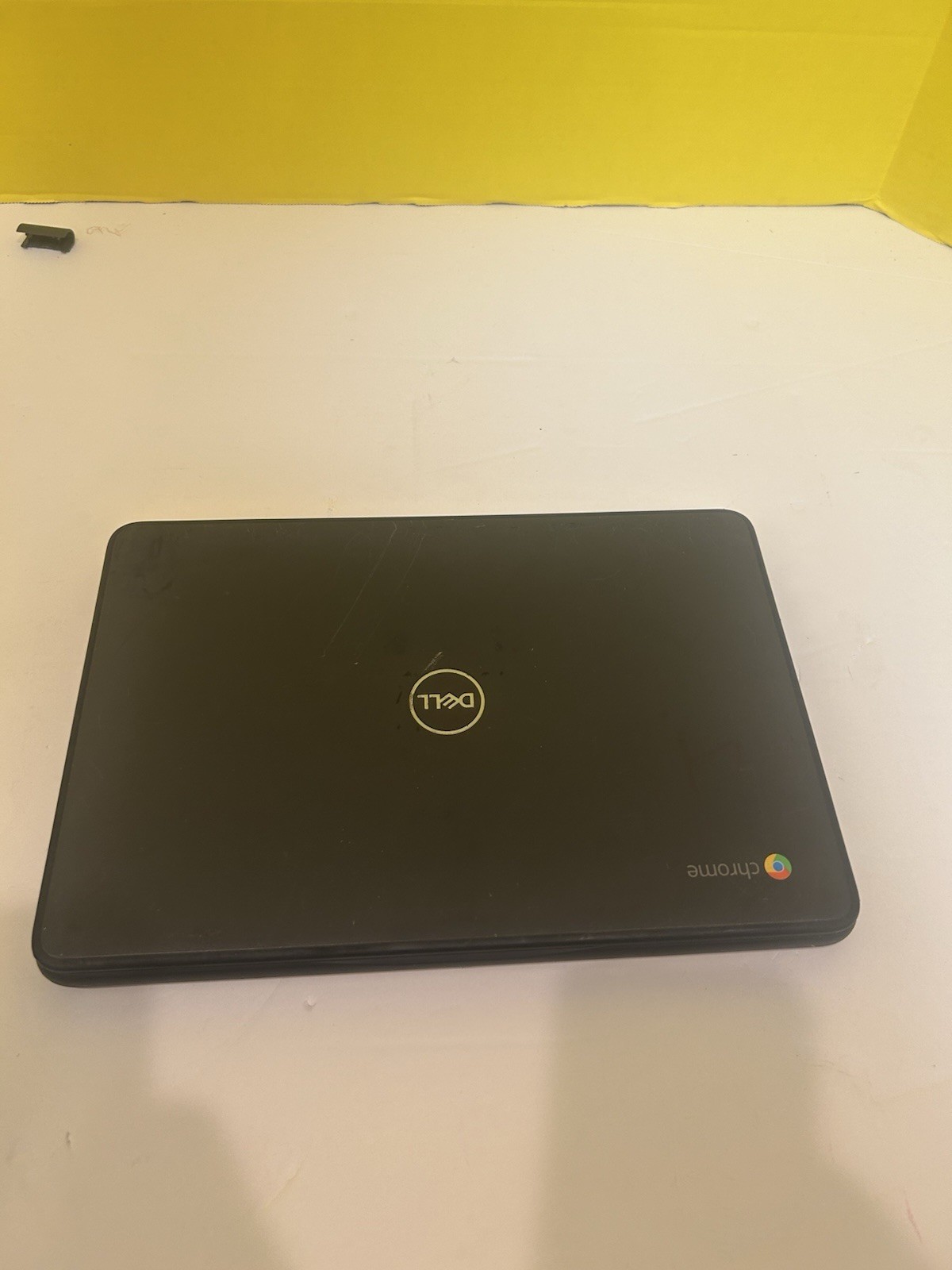 Dell Chromebook (11.6″,Celeron, 4GB RAM, 32GB, ChromeOS) touch Beezel detail
