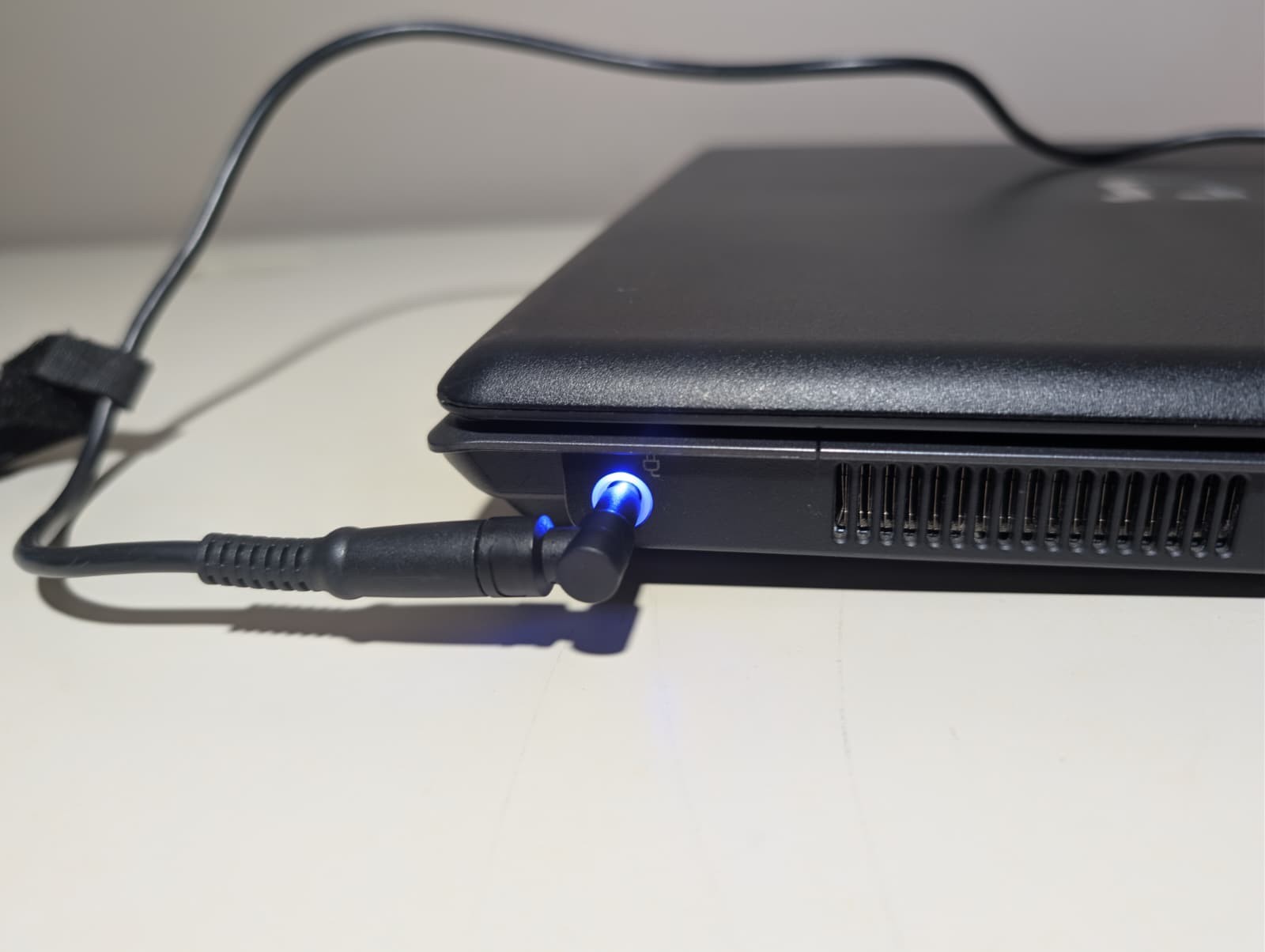 15″ HP Compaq C700 | Pentium T2310 1GB RAM 120GB HDD | Win XP Pro 32-Bit DVD-RW