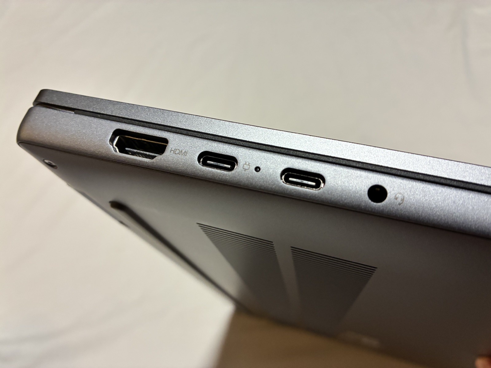 Lenovo IdeaPad 5 2 in 1, 16″ IPS Glass, Ryzen 7 8845HS, Radeon 780M w/case