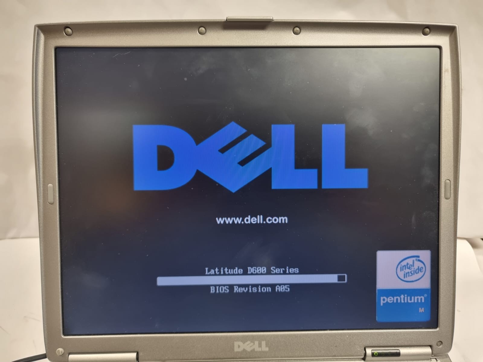 VINTAGE Dell Latitude D600 Laptop Pentium M 1.6ghz 512Mb RAM / No HDD/ No OS