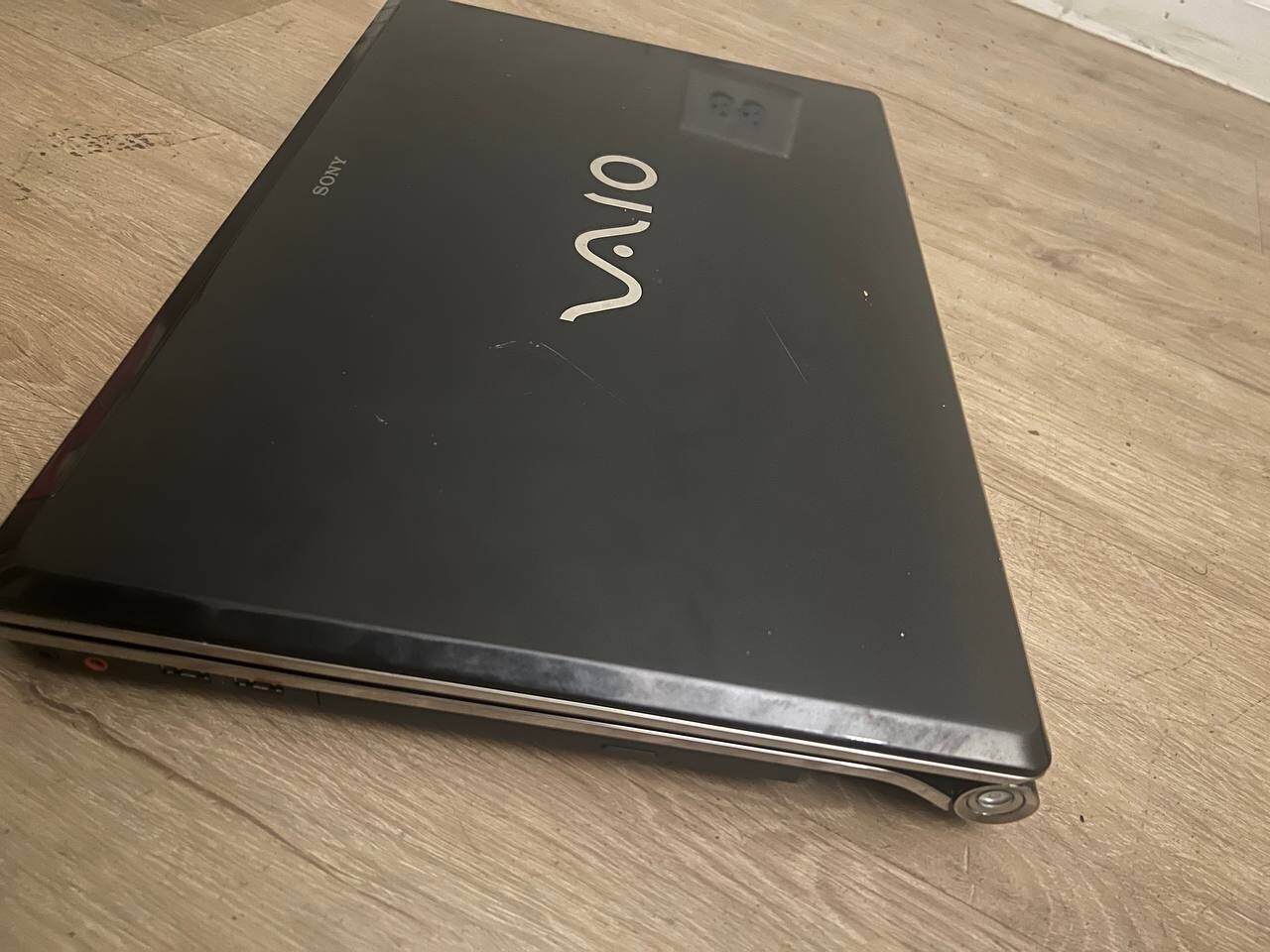 RARE Sony VIAO LAPTOP – VGN-AW290 18.4″ / BLU-RAY/ Win 10