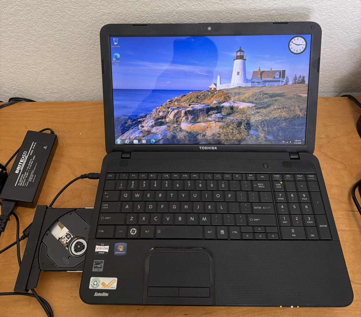 Vintage Windows 7 TOSHIBA Satellite C855 15″ Laptop AMD E2, 4gb, 160gb HDD, DVD
