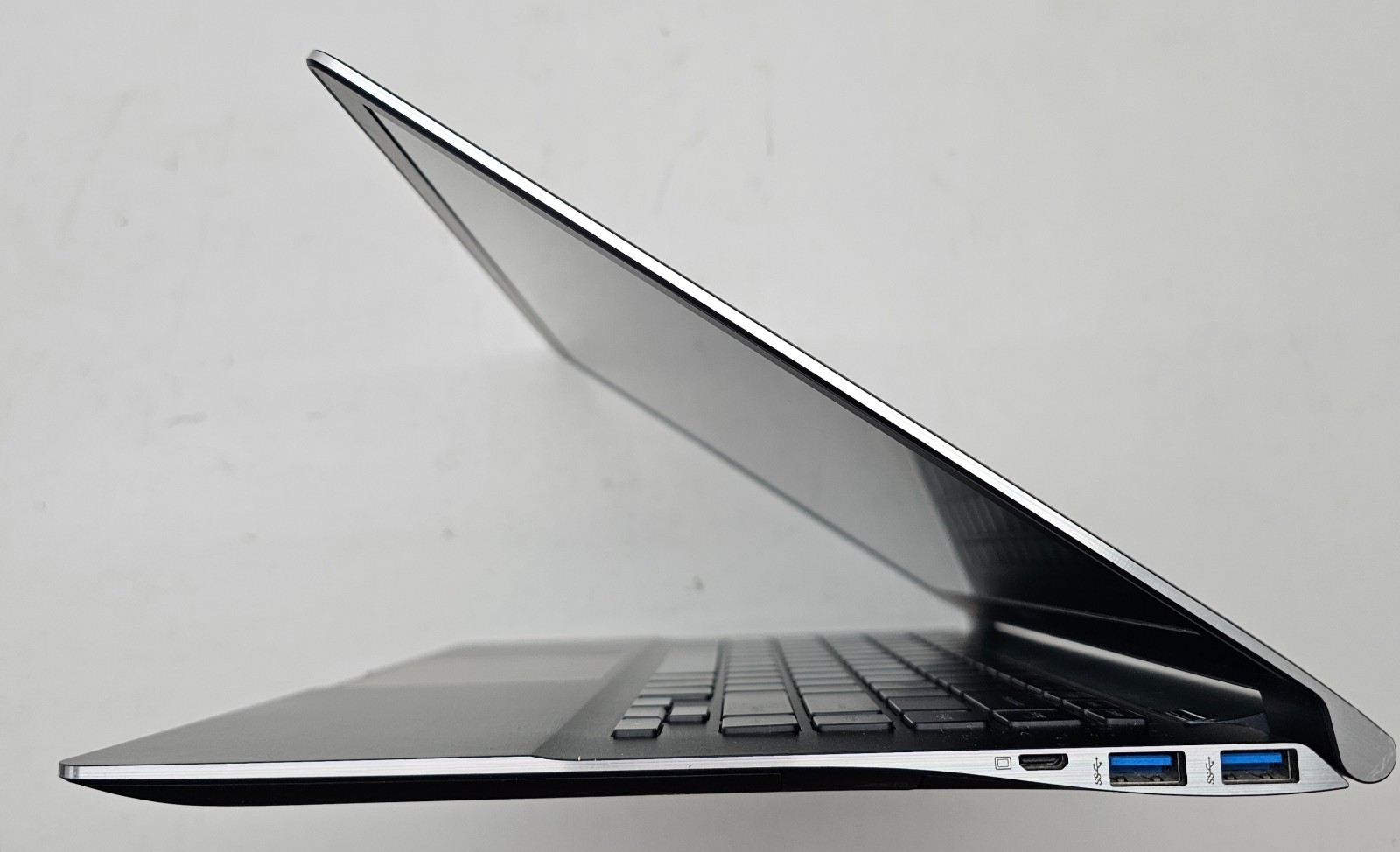 Samsung NP900X4C 15″ Laptop Intel Core i7-3517U 8GB Ram 256GB SSD NO OS (FL)