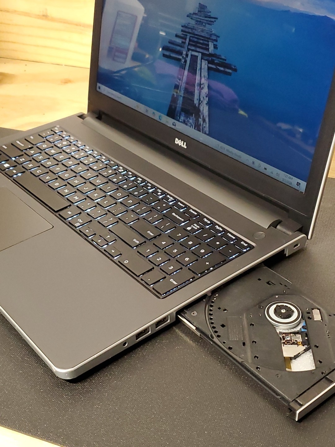 Dell Inspiron 15 5000 series laptop 6200u I5 2.3 16gb Ram 256gb Ssd Win 10h Nice