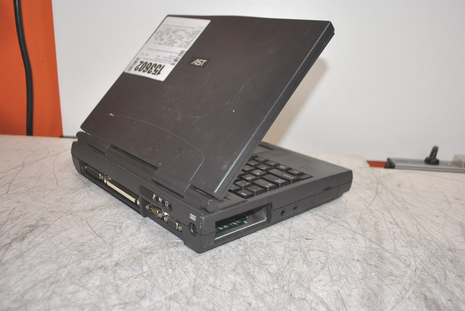 Bad LCD AST Ascentia P Series Laptop Intel Pentium 133MHz 8MB 0HD No PSU AS-IS