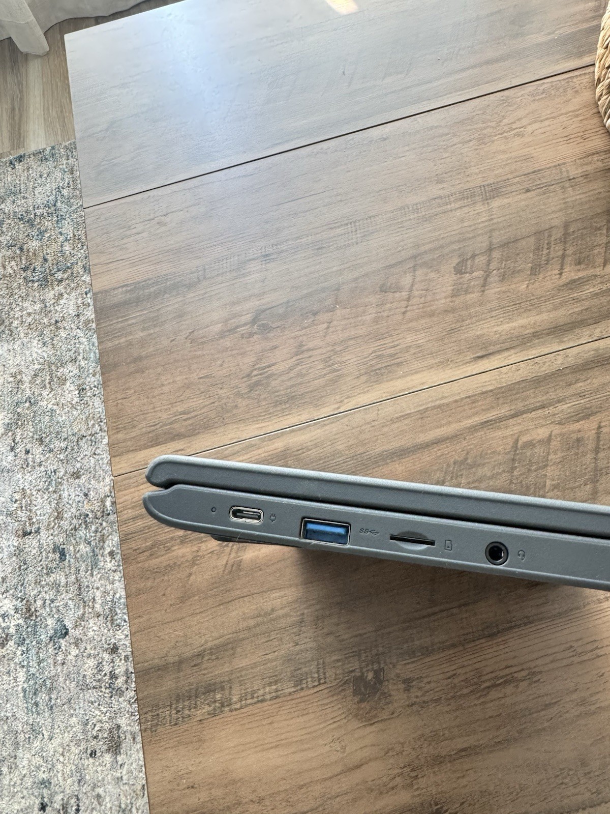 Touch screen Lenovo 300e Chromebook 2nd Gen AST 82CE with charger.