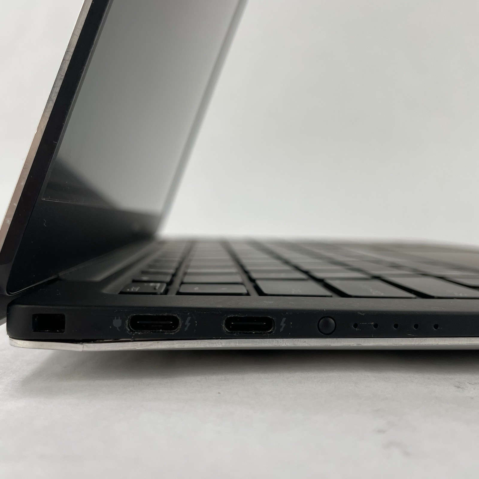 Dell XPS 13 9380 13.3″ i7-8565U 1.80GHz 16GB RAM No SSD No OS No Batt Bad Corner