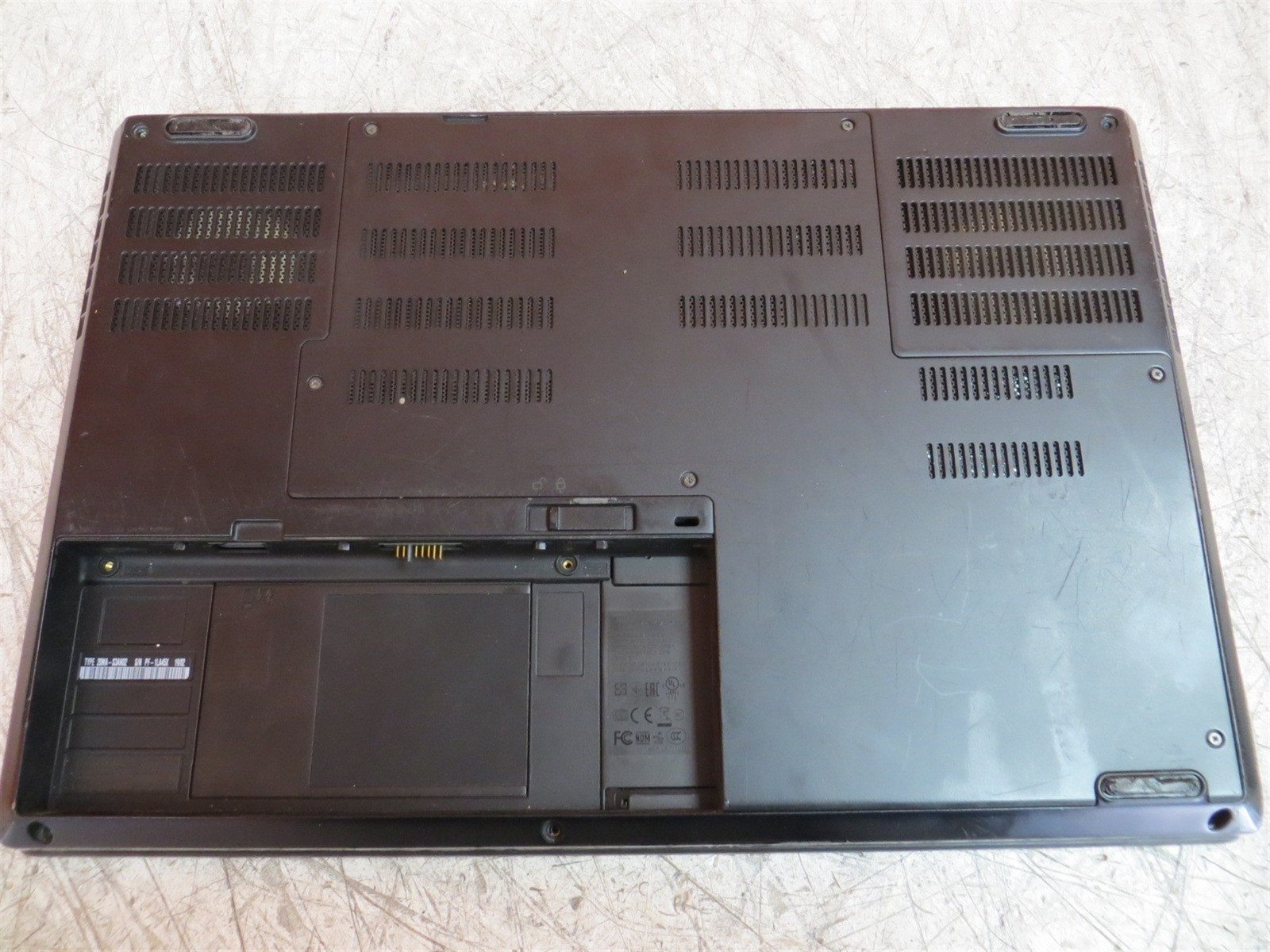 Scratched LCD Lenovo ThinkPad P52 Intel i7-8850H 2.6GHz 24GB 256GB P1000 AS-IS
