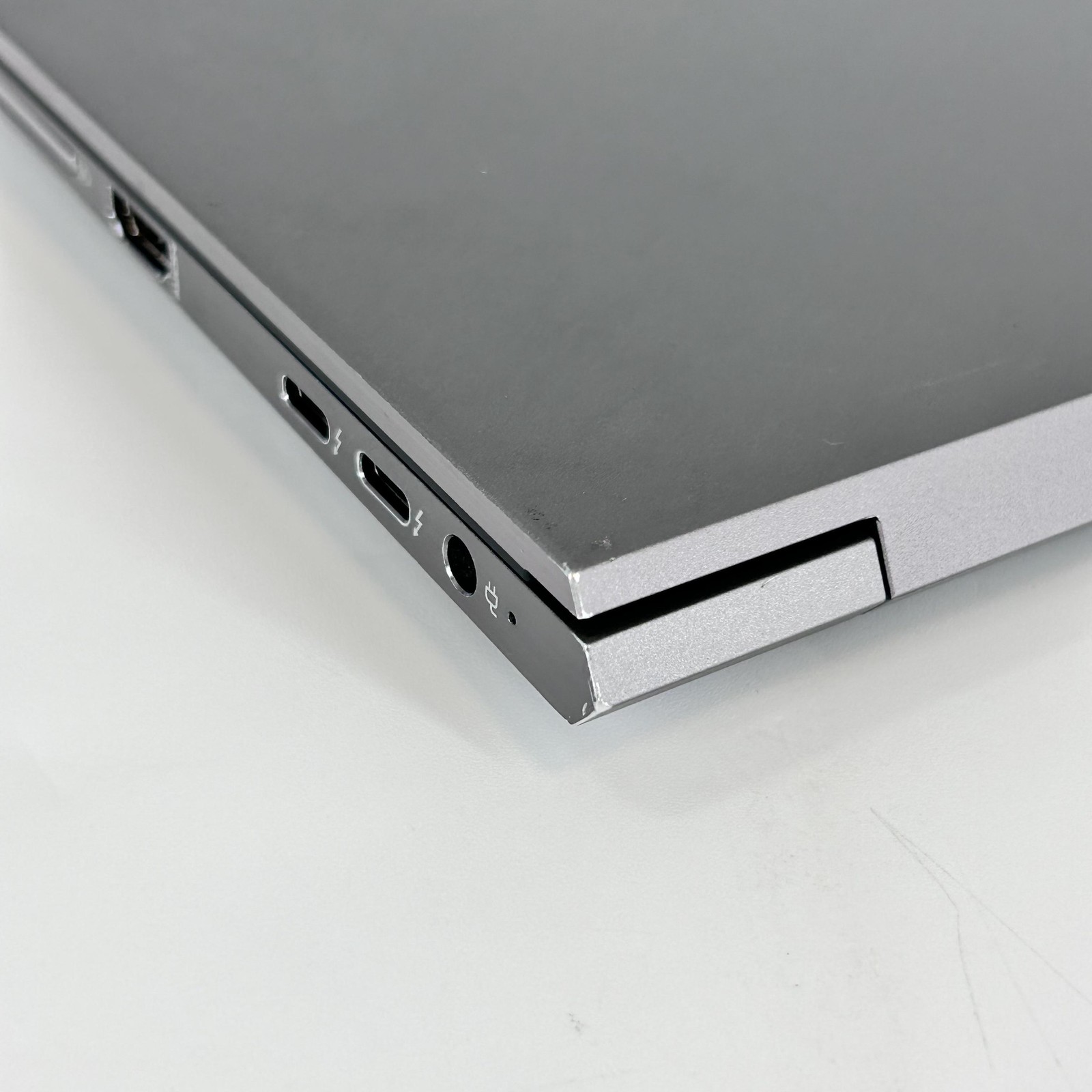 HP ZBook Studio 15 G8 FHD i7-11850H 2.50GHz 32GB 1TB SSD RTX A2000 White Spot