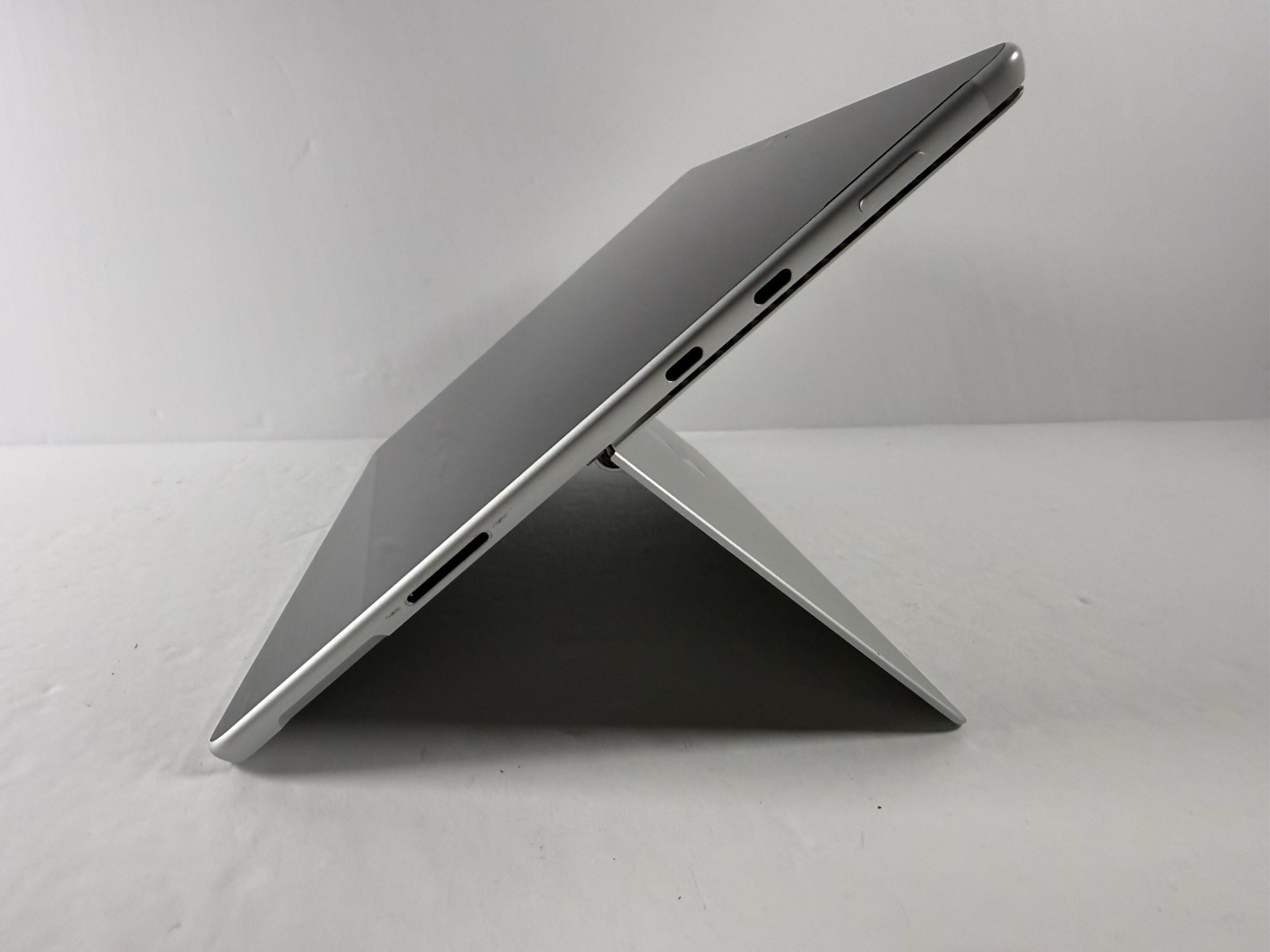 Microsoft Surface Pro 8 (1982) i5-1145G7 – 16GB RAM – 256GB 120Hz – Win 11 Pro