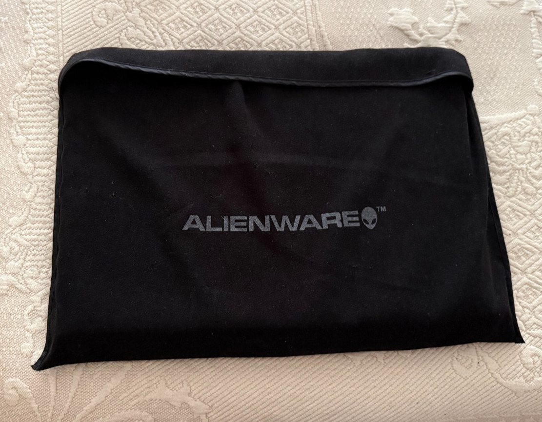 Alienware M17x R3 17″ GAMING l 8GB RAM, l 500 GB SSD, 1 500 GB HDD Core i7
