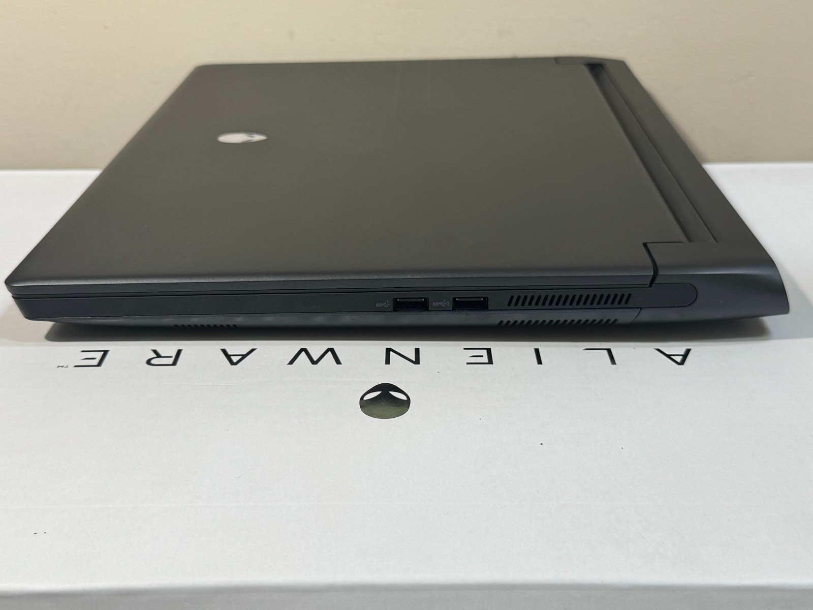 Alienware M17 R5 480Hz AMD Ryzen 9 6900HX 16GB 1TB/SSD RTX 3080 Gaming Laptop