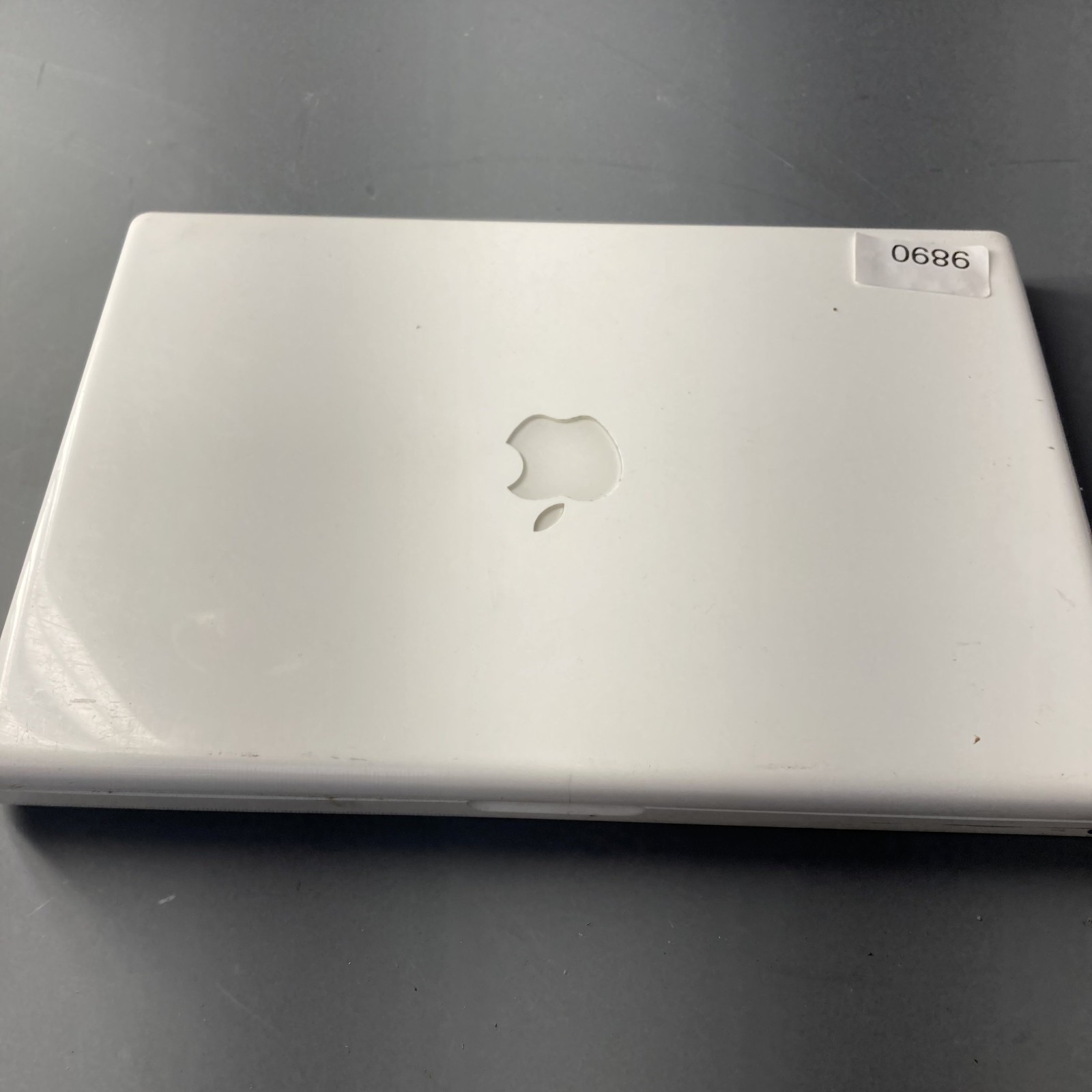 Apple MacBook A1181 13″ Laptop Intel Core 2 Duo T8300 2.40GHz 2GB RAM 120GB HDD