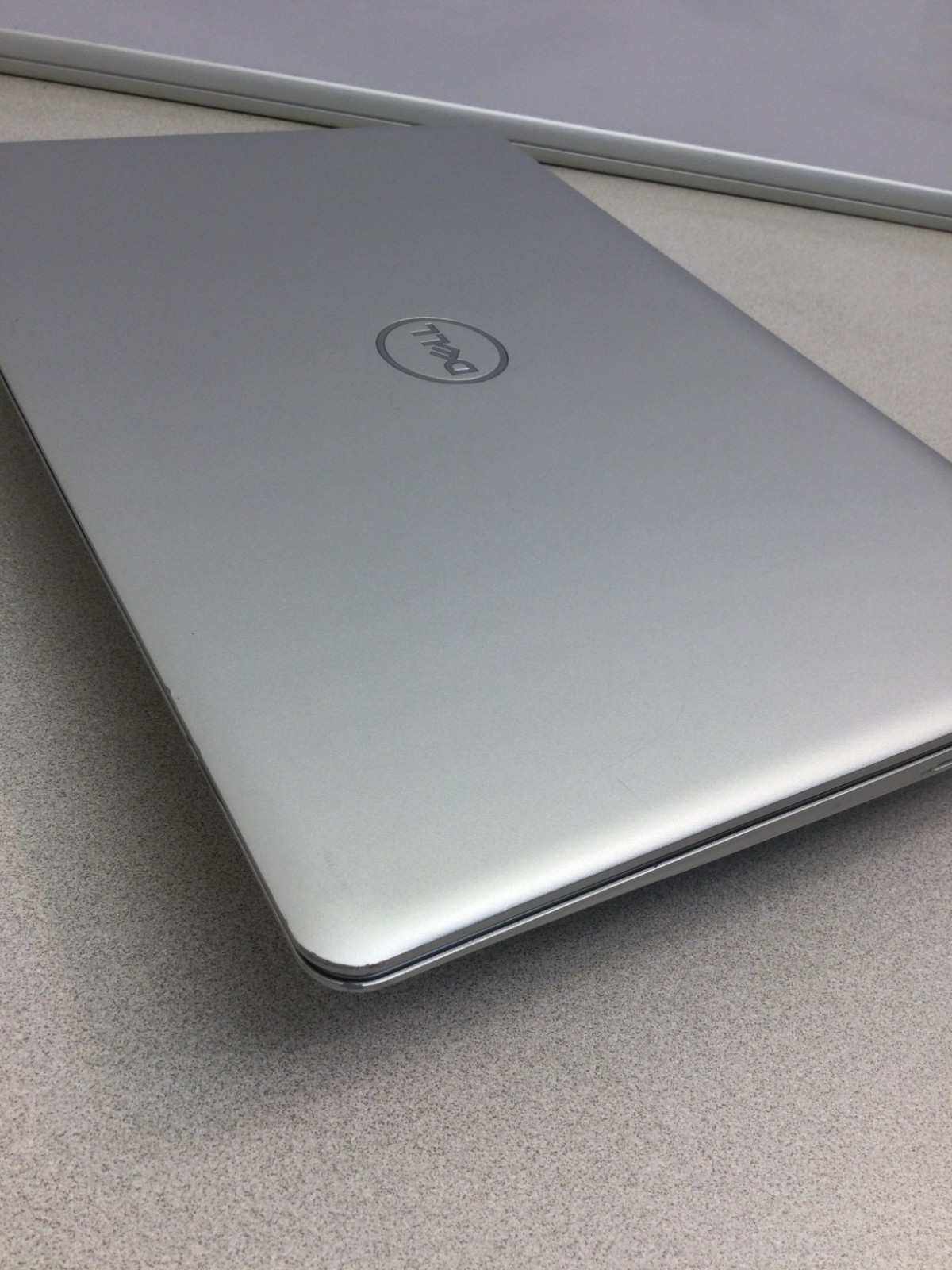 dell inspiron 5584 core i7-8565u @1.80ghz 15.6” 8GB RAM 256GB SSD WIN 11 PRO