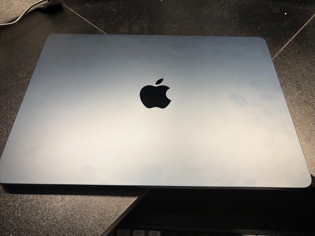 Apple MacBook Air 13″ (M3, 2024) – 16GB RAM / 512GB SSD – Midnight Blue – Excell