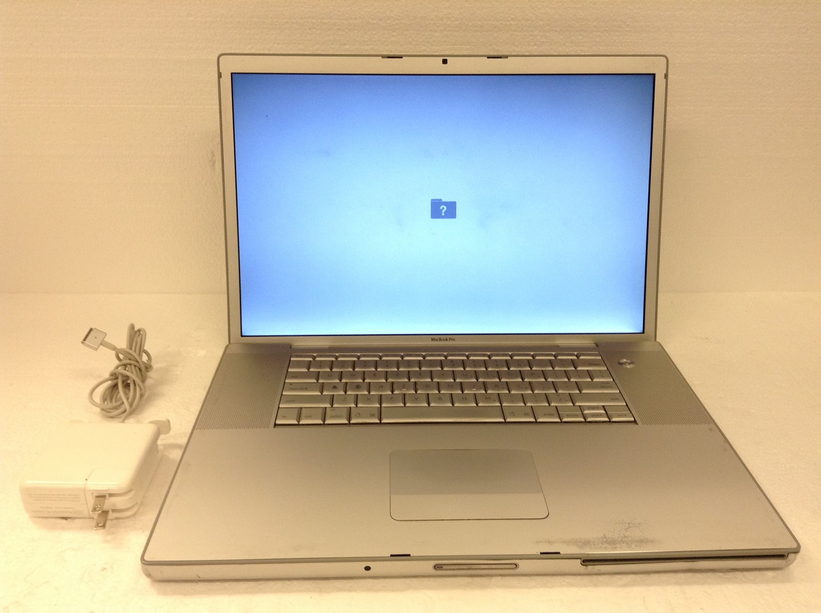 Apple MacBook Pro A1229 17″ Laptop Core 2 Duo 2.4GHz 4GB AC Power Adapter AS-IS