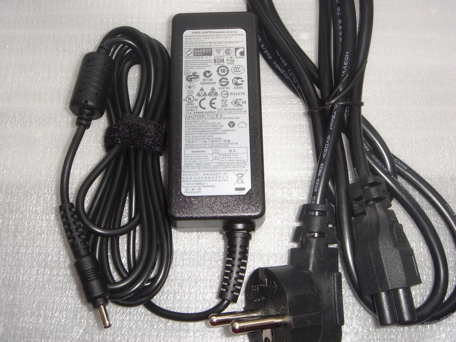 SAMSUNG AD-4019P Power Supply 19V 2.1A Series 3 305U1A NP305U1A NEW