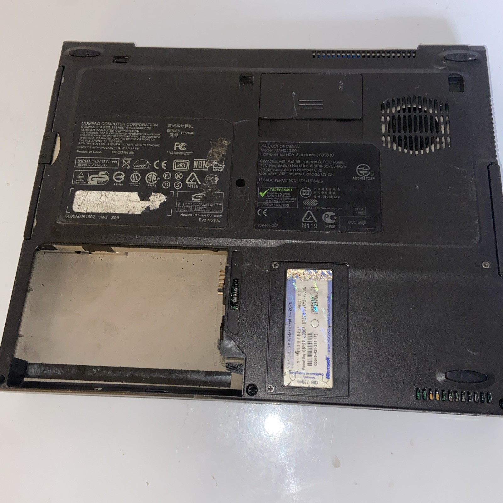 COMPAQ EVO N610C – FOR PARTS/NO BATTERY/BAD COVER- 30GB HDD- Unknown Ram AS IS