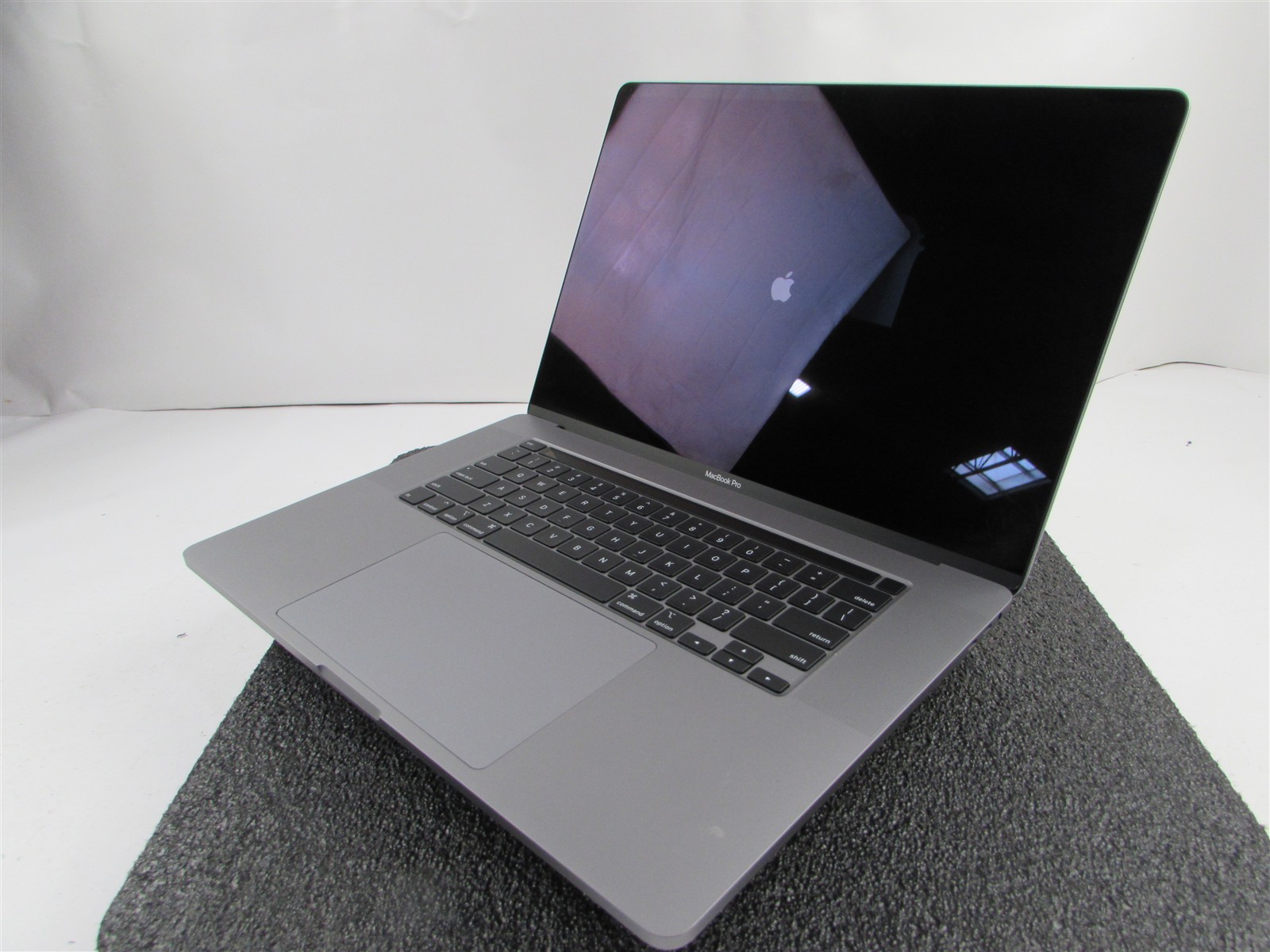 APPLE MACBOOK PRO A2141 3072X1920 I9-9980Hk 1TB SSD 32GB RAM AMD GPU NO O.S