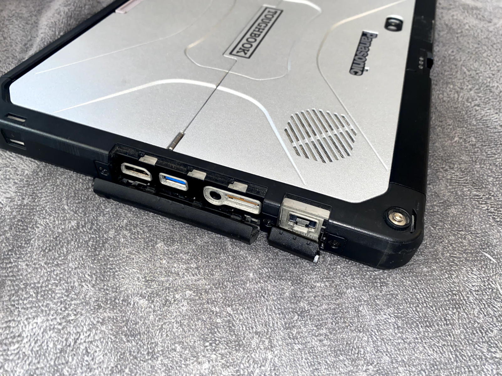 Panasonic ToughBook CF-33 MK1 i5-7300U 2.6GHz 8GB, 512 GB SSD,4G LTE, 2210 hours
