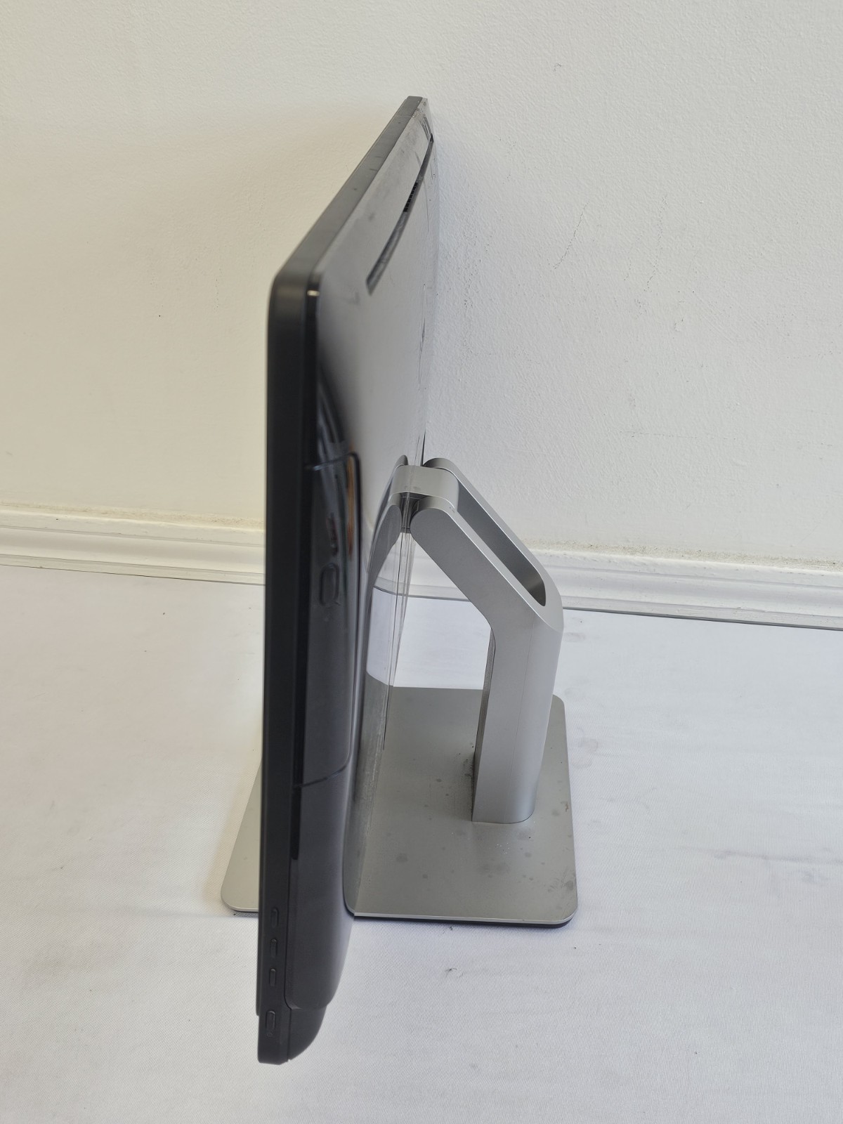Dell Inspiron 22-3263 All-In-One Intel i3-6100u – 8GB RAM – 256GB SSD – Win 11