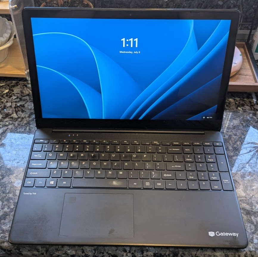 15.6” Gateway gwtn156-1bk 15.6 Intel Core i5-1035G1 16GB RAM 256GB SSD
