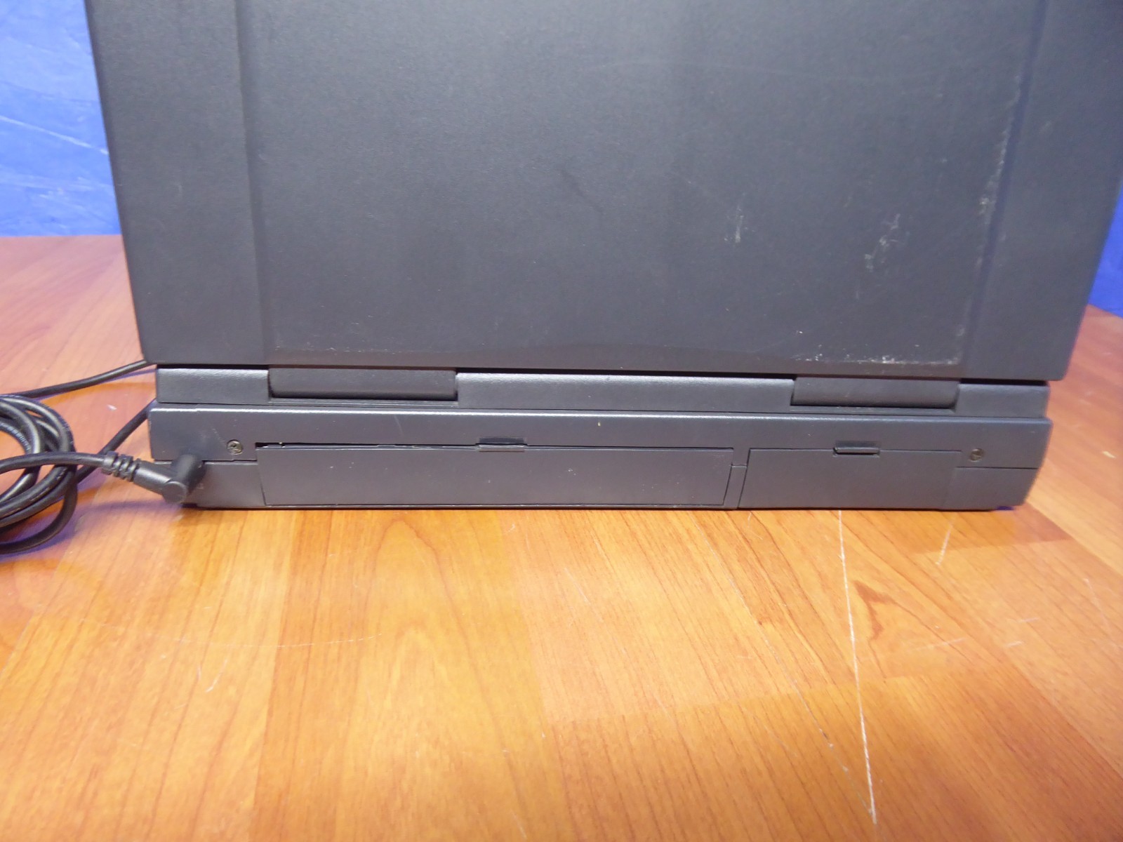 GATEWAY 2000 SOLO 2200 LAPTOP 12″ VINTAGE w/ P/A SOLD AS-IS TO POWER ON