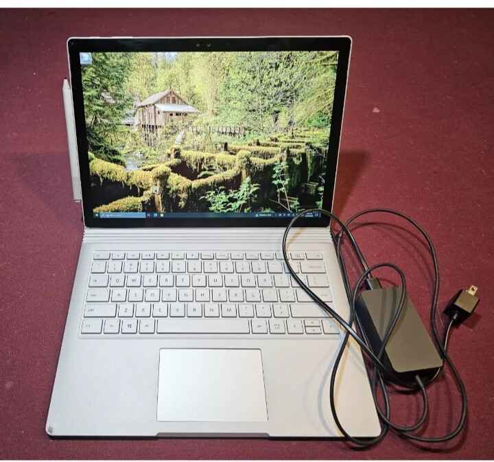 Microsoft Surface Book Nvidia 965m 13.5in.(1TB, 16gb Ram Intel Core i7 6th Gen.)