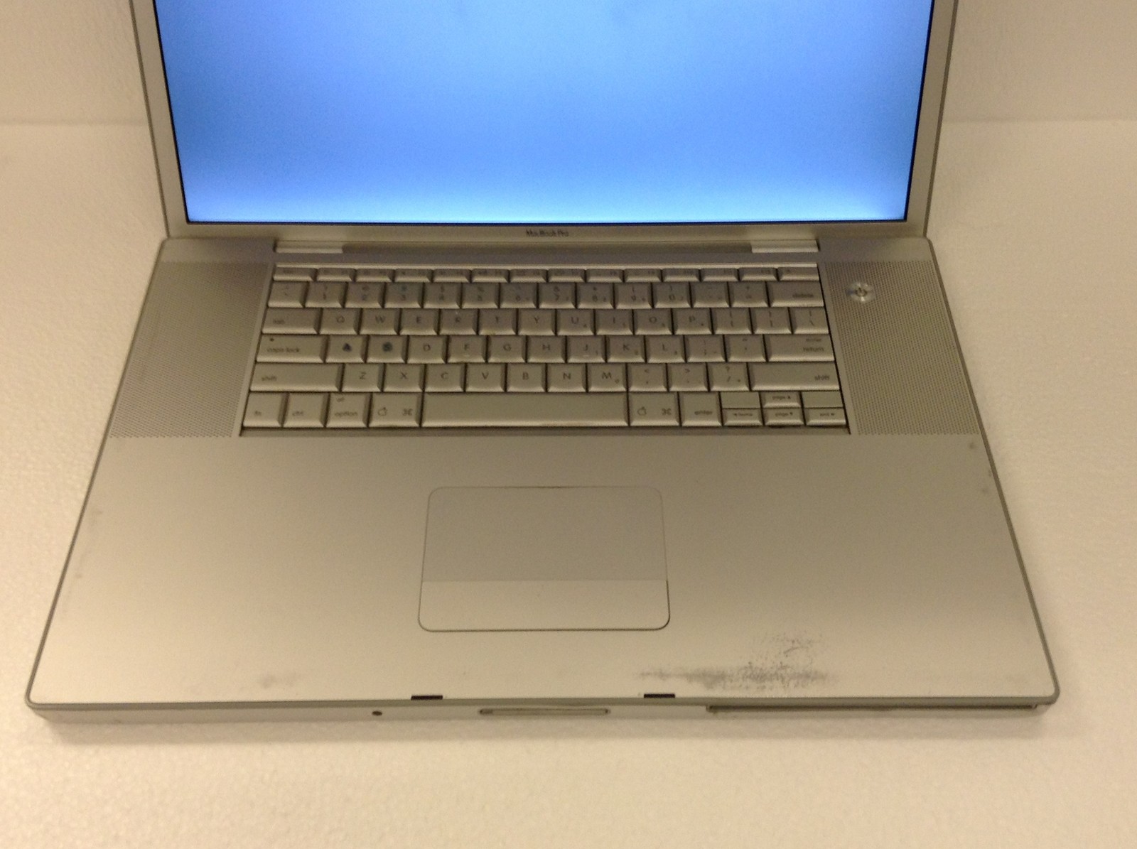Apple MacBook Pro A1229 17″ Laptop Core 2 Duo 2.4GHz 4GB AC Power Adapter AS-IS