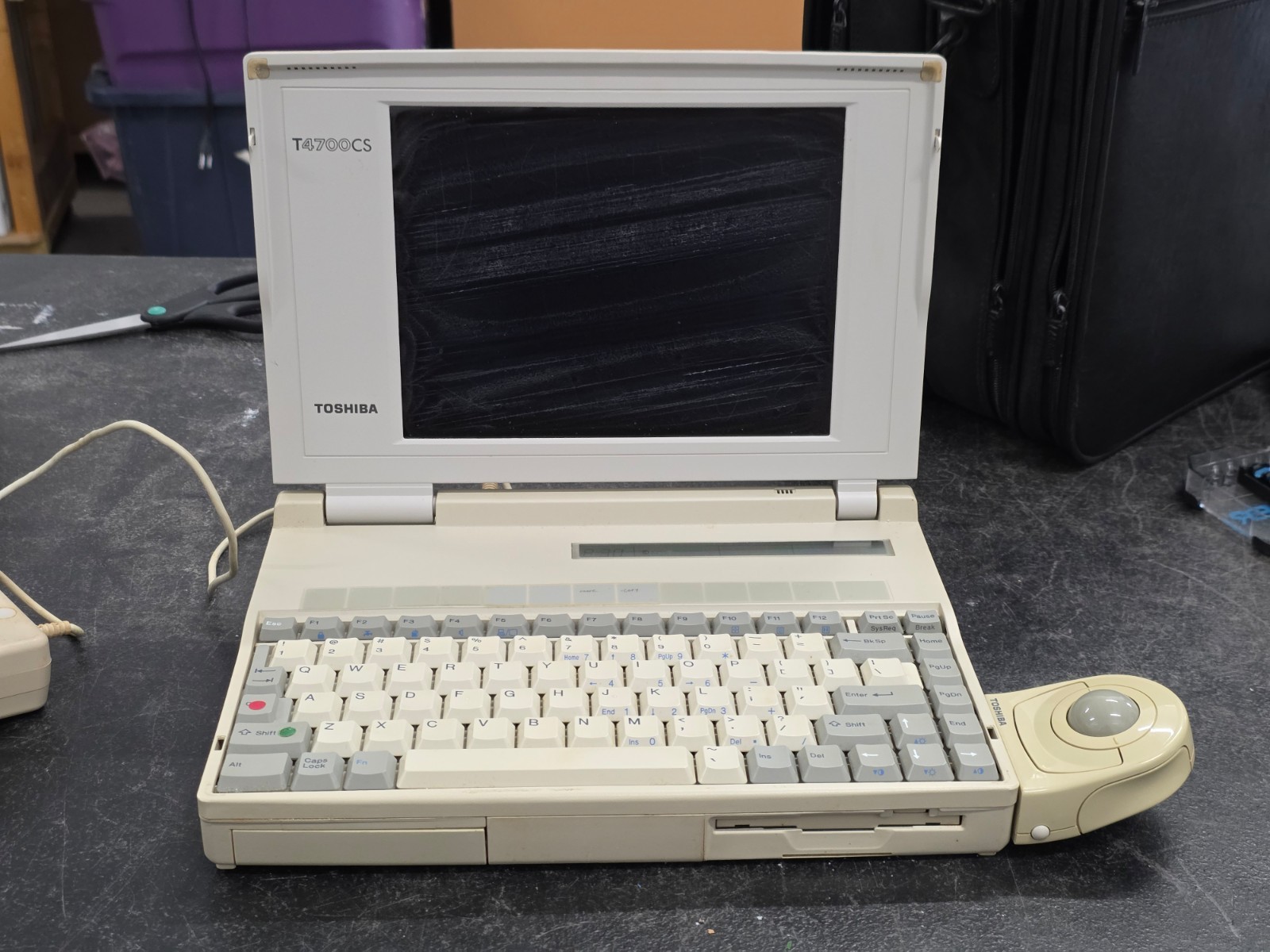 9.5″ Toshiba Laptop T4700CS – Intel 486DX2, 8MB – No power!!