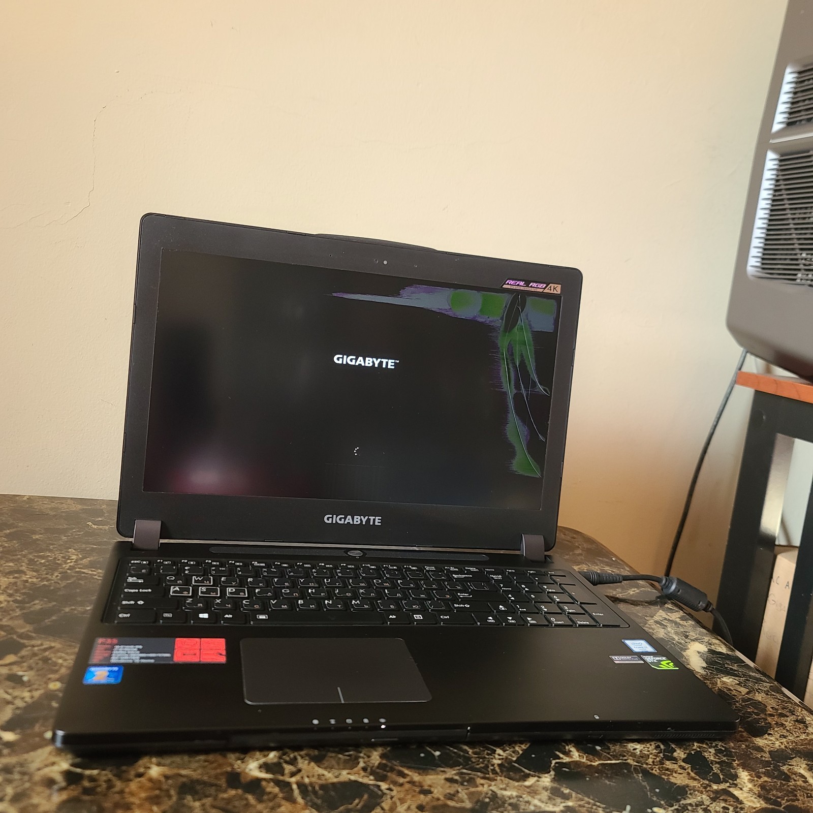 GIGABYTE P35X-V5 GAMING LAPTOP CORE i7-6700HQ 2.60GHz 8GB RAM GTX 980M 62GB SSD