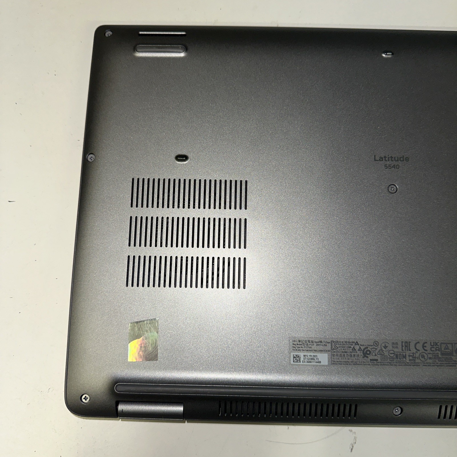 Dell Latitude 5540 15.6″ i7-1365U 16GB DDR4 256GB SSD Windows 11 Home in Gray